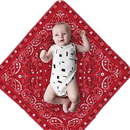 Бебе ќебе со црвена бандана, кое прима ќебе за новороденчиња, замолчето за деца, неутрално дете