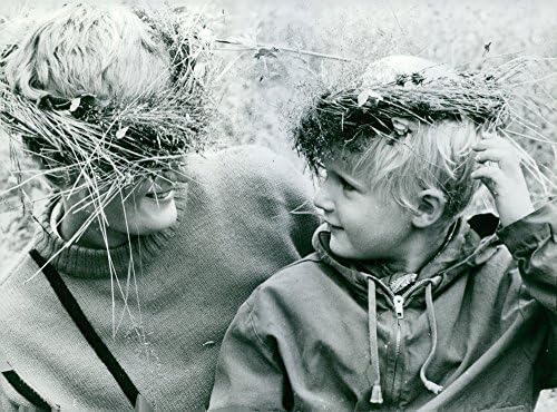 Гроздобер фотографија на Мајка и нејзиното дете носи круни направени од гранчиња над главата.